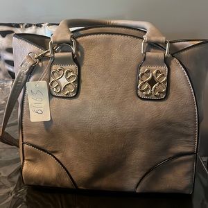 Gray shoulder bag with zipper to close